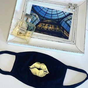 “You’re golden” metallic gold lips face mask